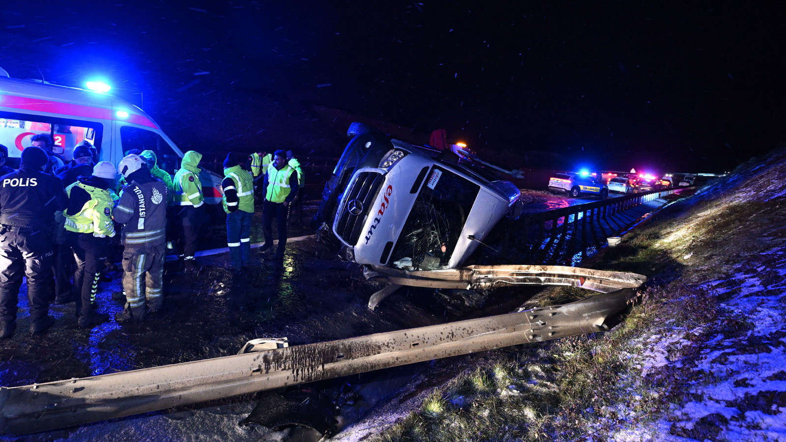 Kuzey Çevre Otoyolu'nda minibüs devrildi: 11 kişi yaralandı
