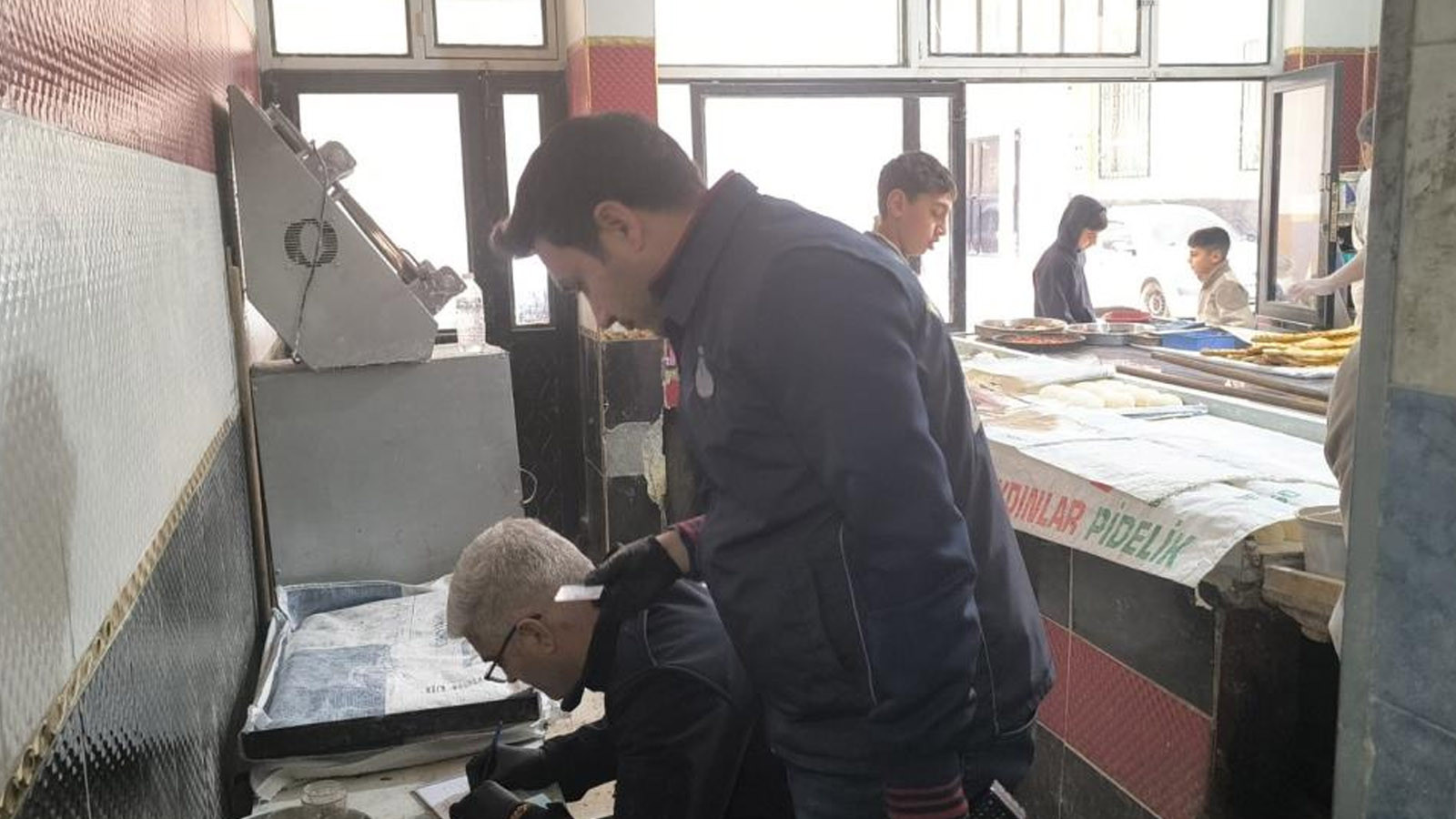 Tezgahında kedi ile farenin gezdiği ekmek fırını ekipleri harekete geçirdi