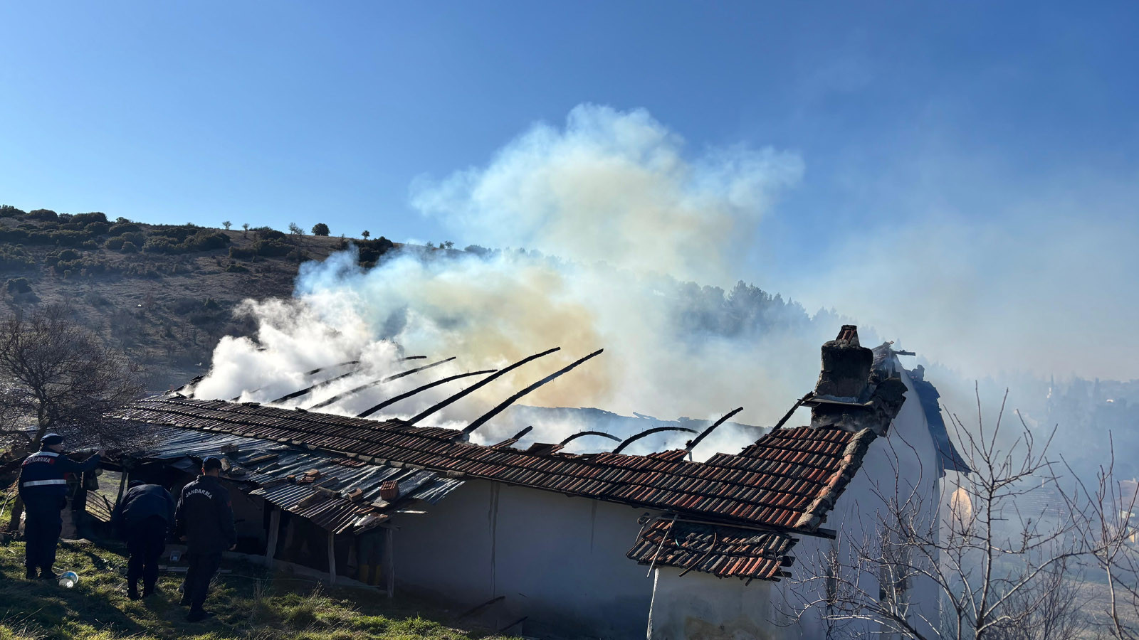 Aydın'da evde çıkan yangında yaşlı adam öldü, ablası hastaneye kaldırıldı