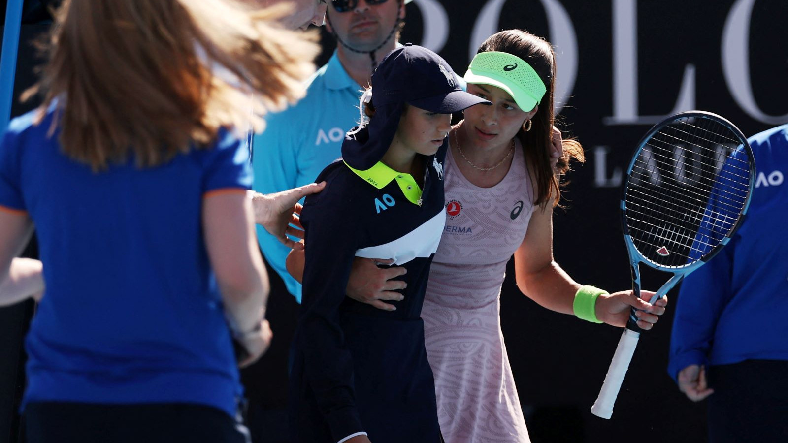 Dünya Zeynep Sönmez'i konuşuyor: Maçı bırakıp bayılan top toplayıcı kızın yanına koştu