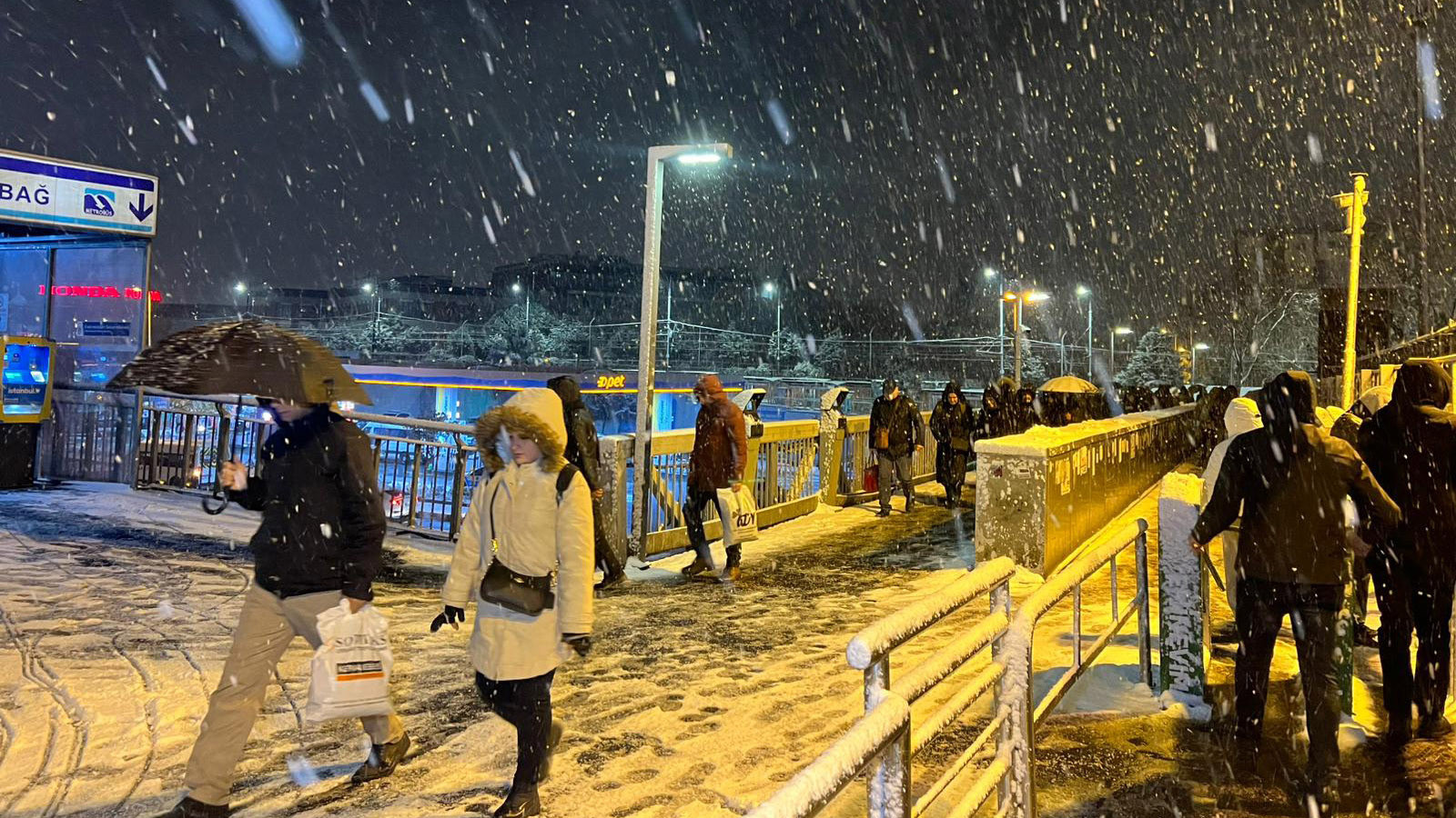Her yerde kar var! İstanbul beyaz örtüyle kaplandı