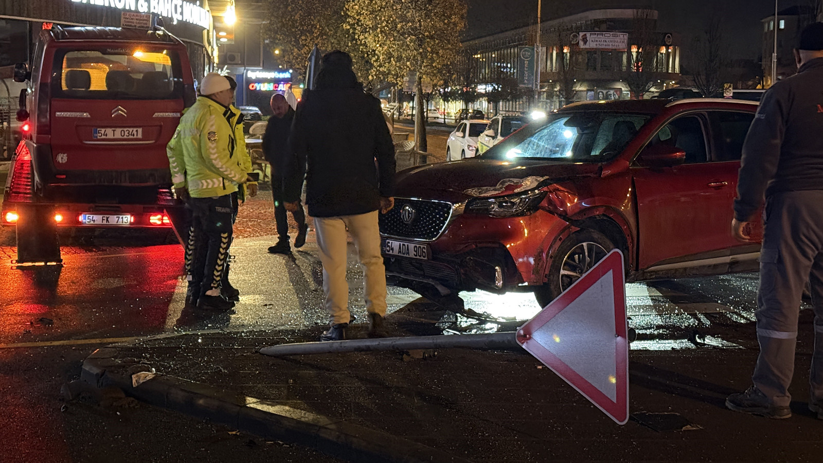 Toplu taşıma aracı ile SUV tarzı araç çarpıştı!