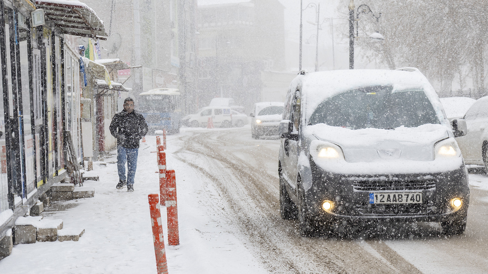 Yoğun kar alarmı: Kara yolu trafiğe kapatıldı
