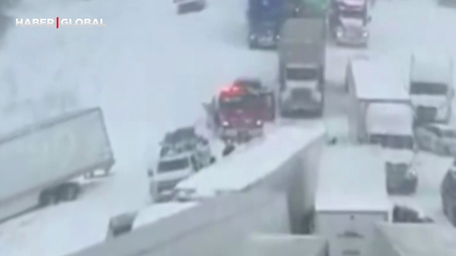 ABD'de şiddetli kar fırtınası esnasında, 100 araçlık zincirleme kaza meydana geldi