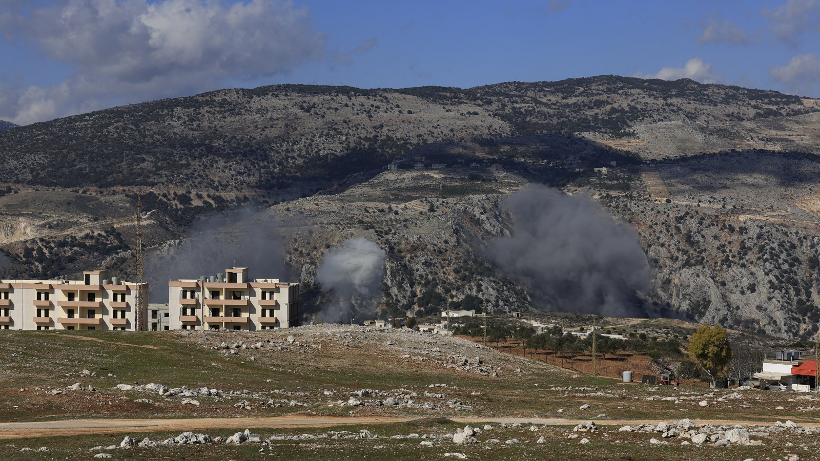 Ateşkese rağmen saldırılarına devam eden İsrail, Lübnan'ın güneyinde 2 evi havaya uçurdu