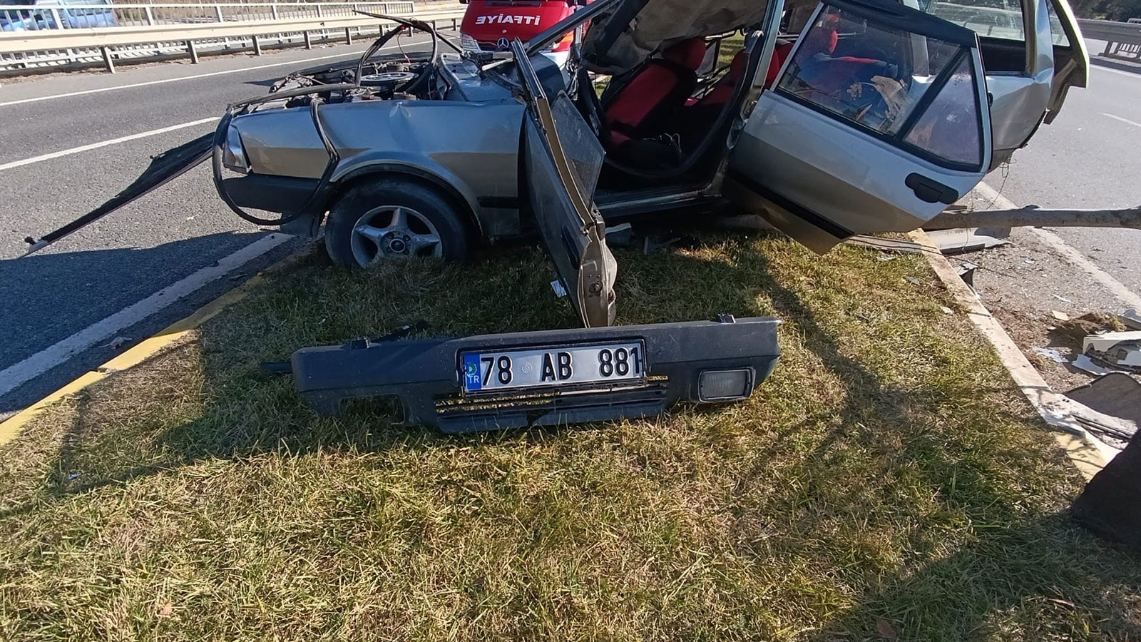 Balıkesir'de otomobil çöp kamyonuna çarptı: Ölü ve yaralılar var