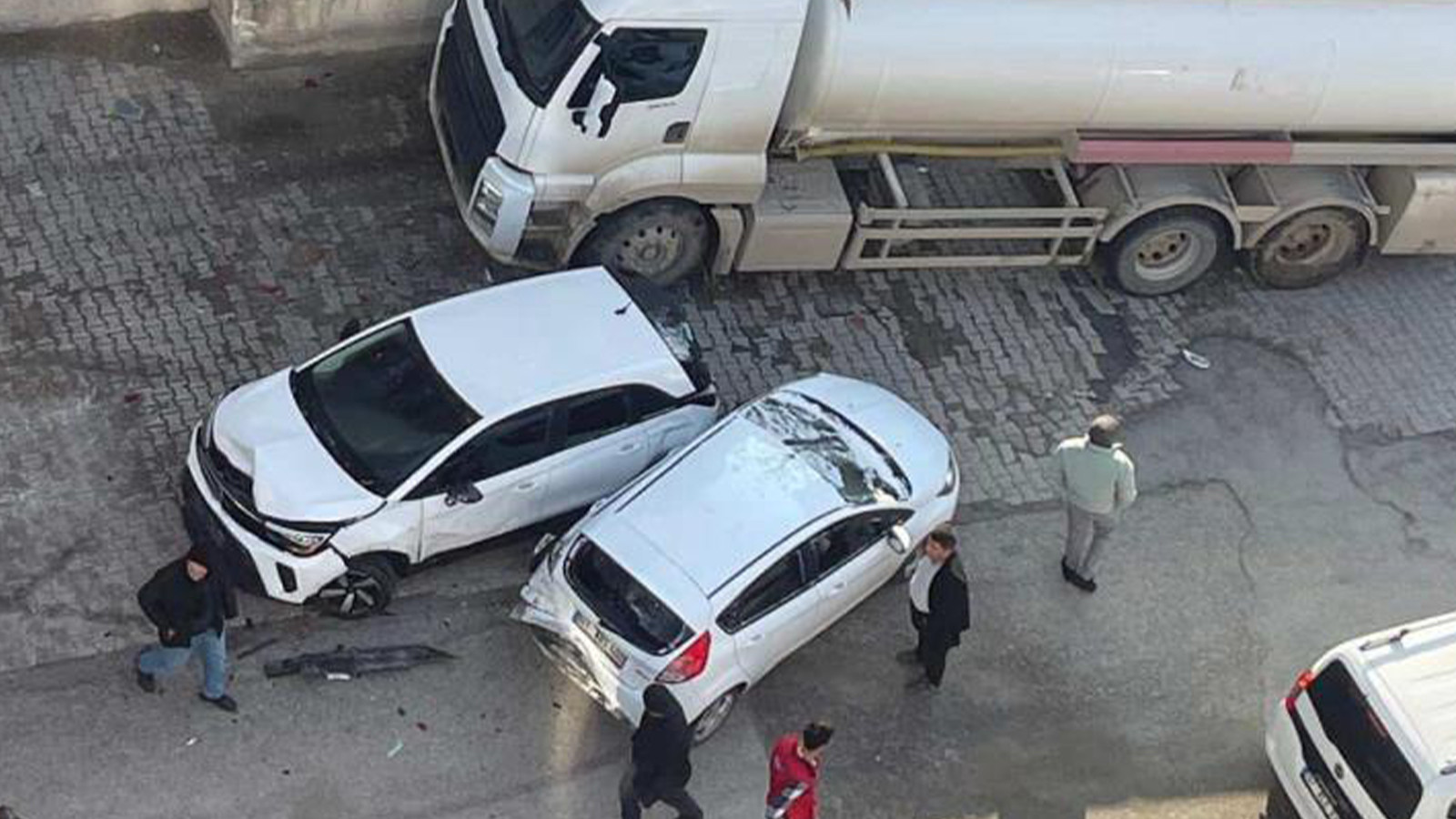 Batman'da freni boşalan akaryakıt tankeri 8 araca çarptı