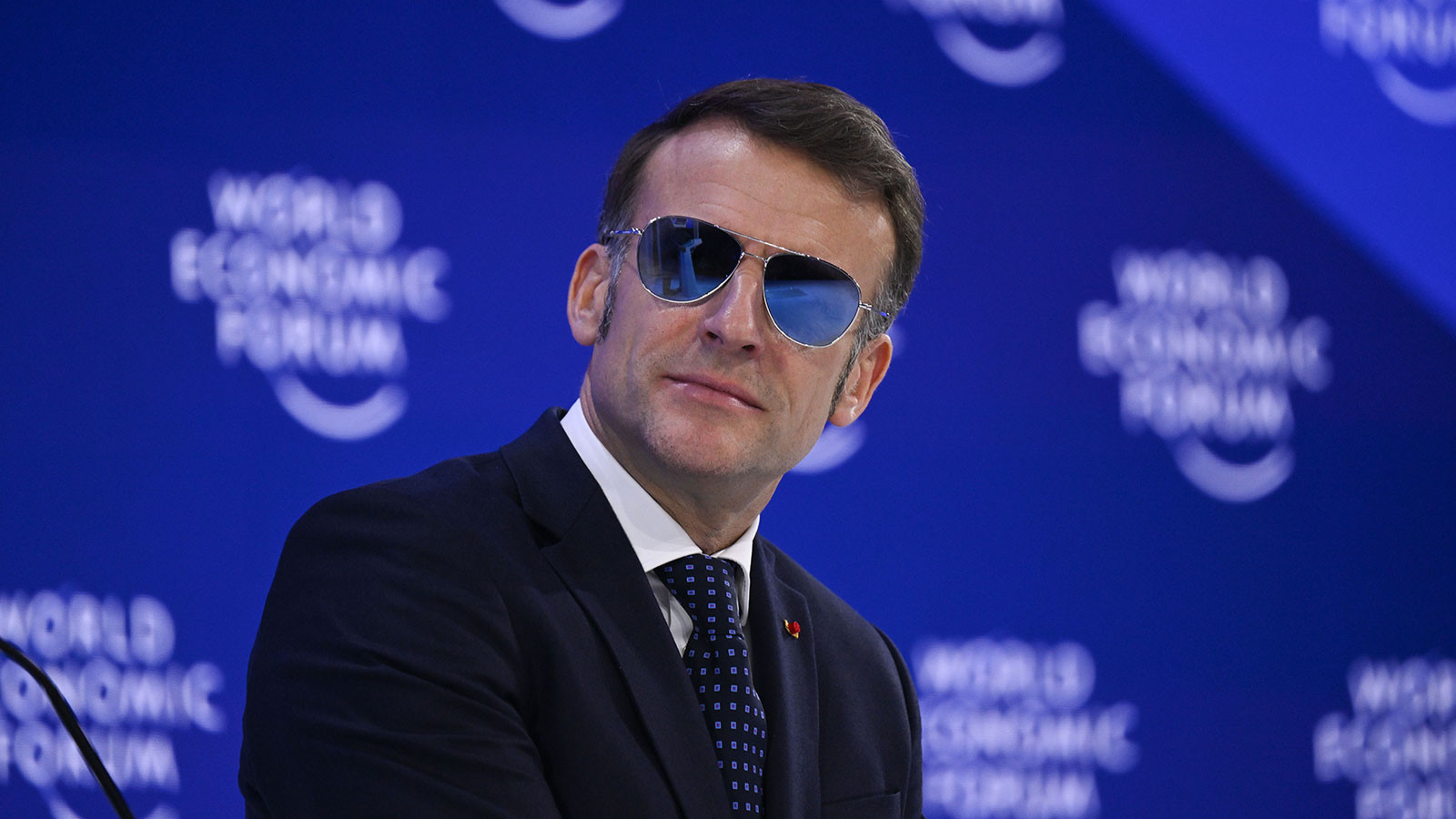 Davos'ta Trump'ı 'zorba' diyerek hedef alan Macron'un gözlüğünü çıkarmaması dikkat çekti