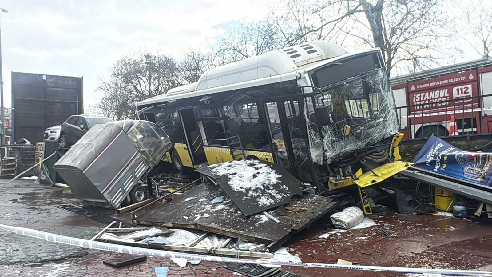 Esenler'de İETT otobüsü otoparka daldı