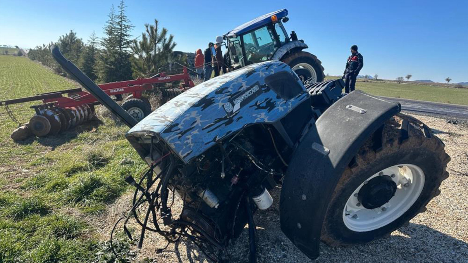 Feci kaza! Kamyonetle çarpışan traktör ikiye bölündü