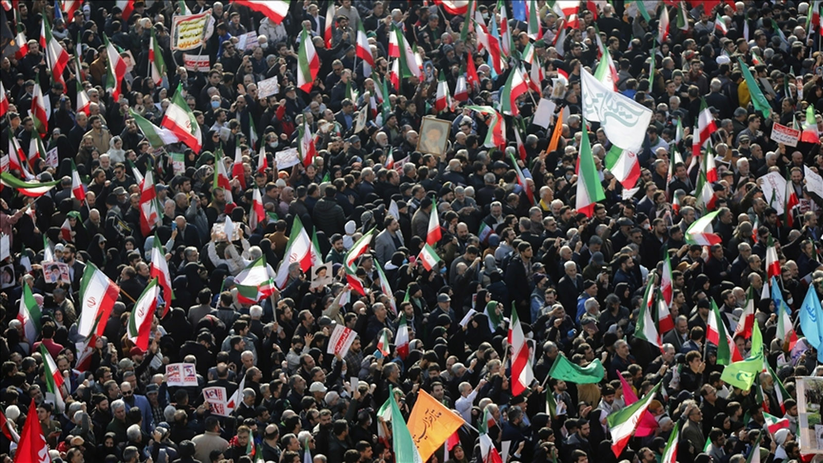 Gösterilerin sürdüğü İran'da can kaybı 4 bini aştı