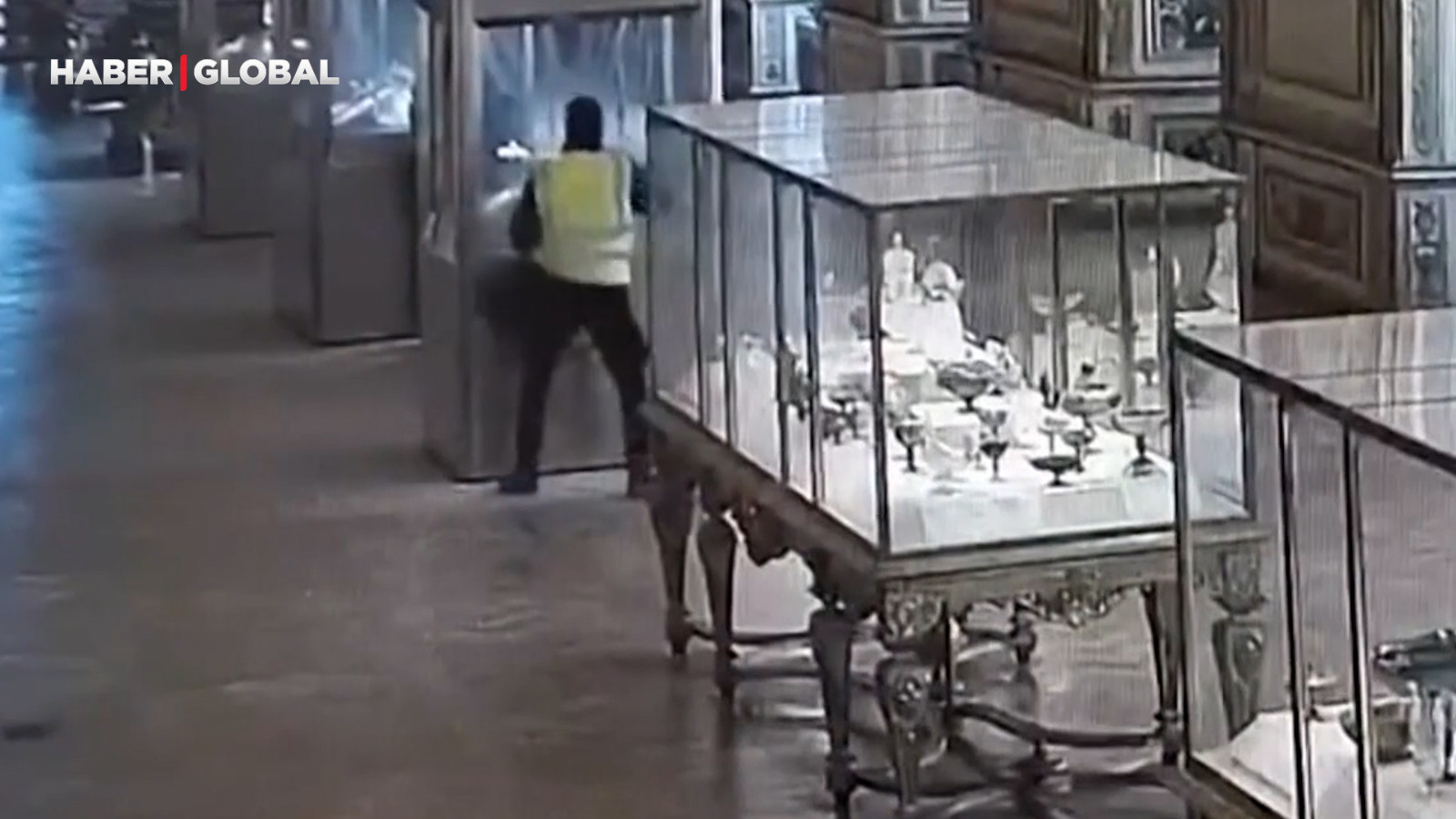 Louvre Müzesi soygunundan yeni görüntüler yayınlandı! Mücevherleri dakikalar içinde bu sistemle çalmışlar