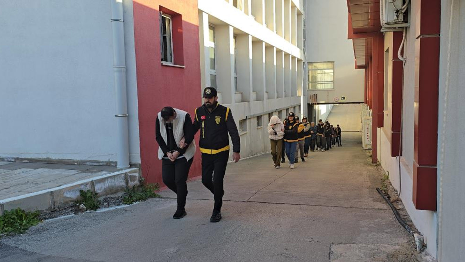 Masaj salonu görünümlü fuhuş mekanlarına baskın: Çok sayıda kişi tutuklandı