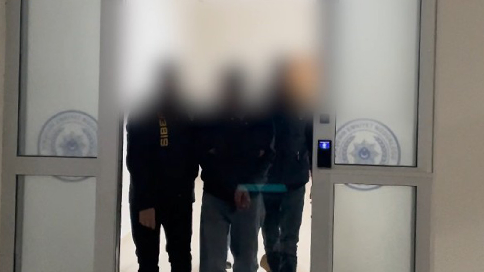 Telefonlara yükledikleri zararlı yazılımlarla hesapları boşalttılar