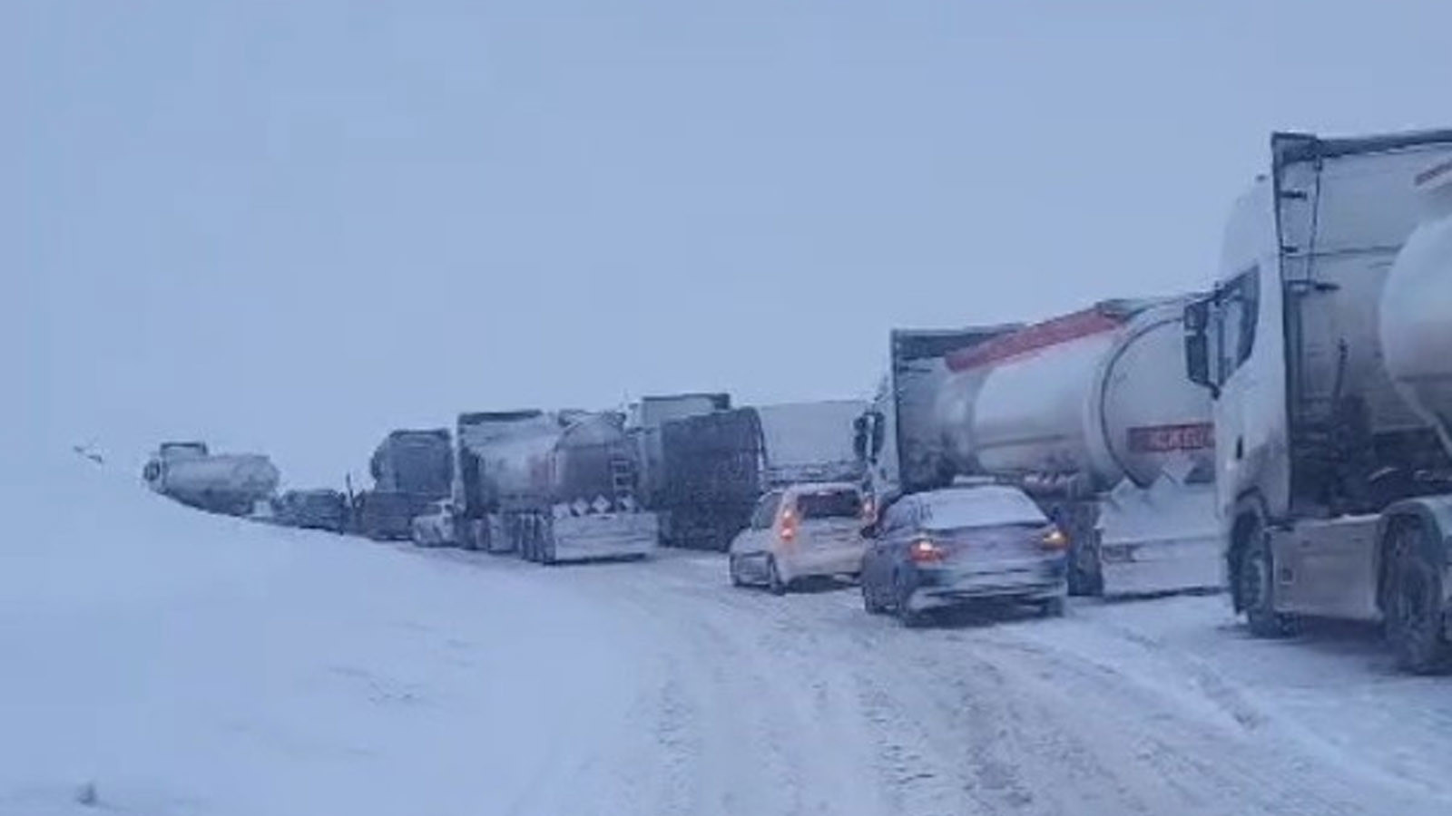 Tipi aniden bastırdı, araçlar yollarda mahsur kaldı