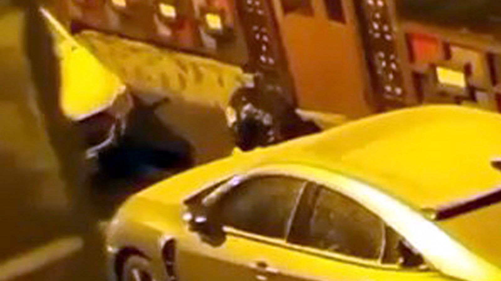 Yer: Avcılar! Tartıştığı kadını sokak ortasında tekme tokat darbetti