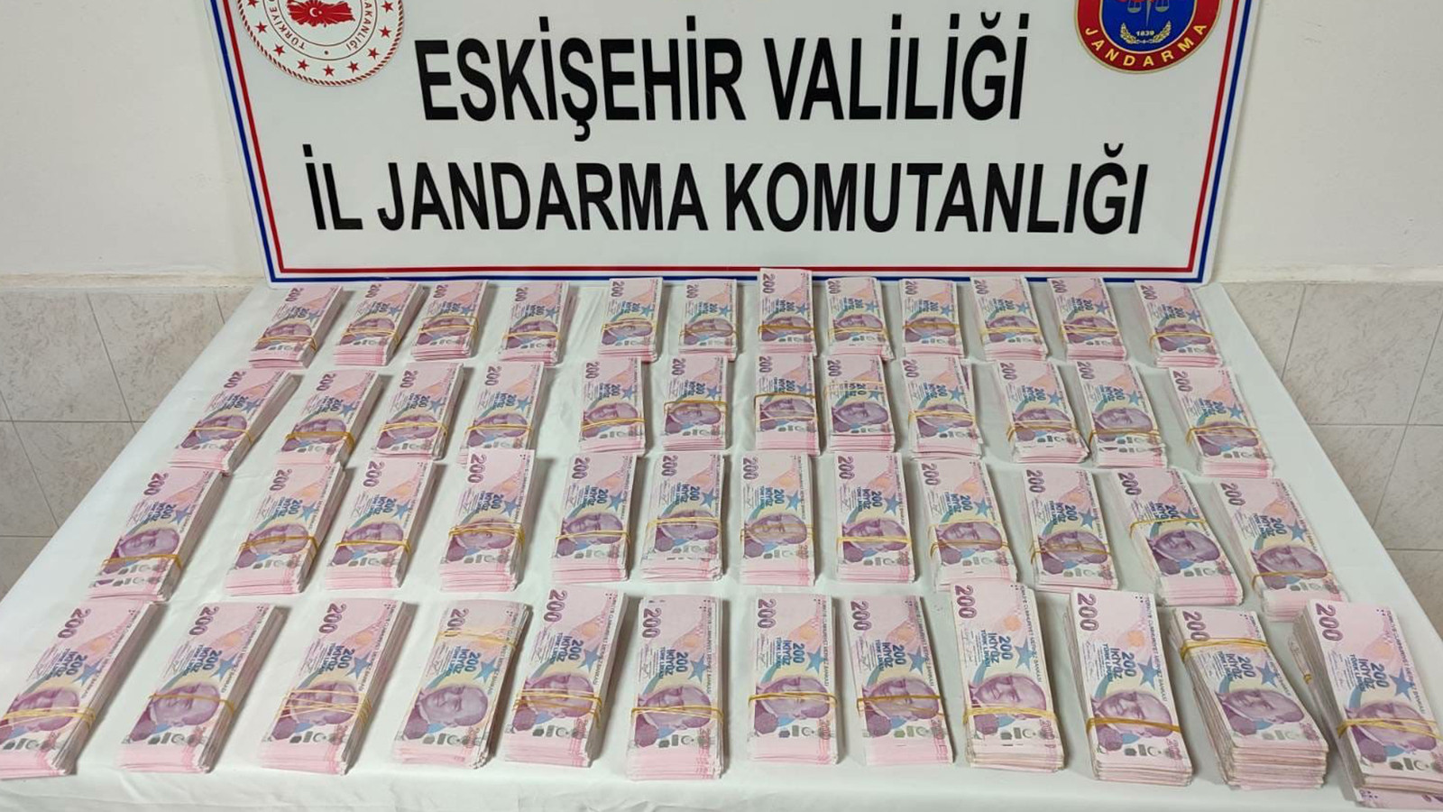22 büyükbaş alıp 2 milyon lira sahte para verdi