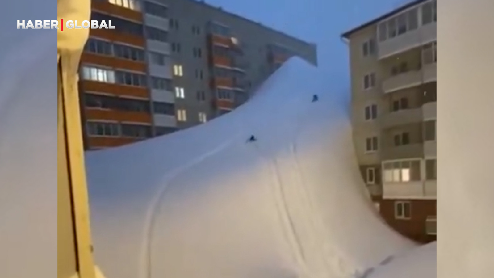 Apartmanların son katına kadar çıkan karlar, Kamçatka’da çocukların oyun alanı oldu