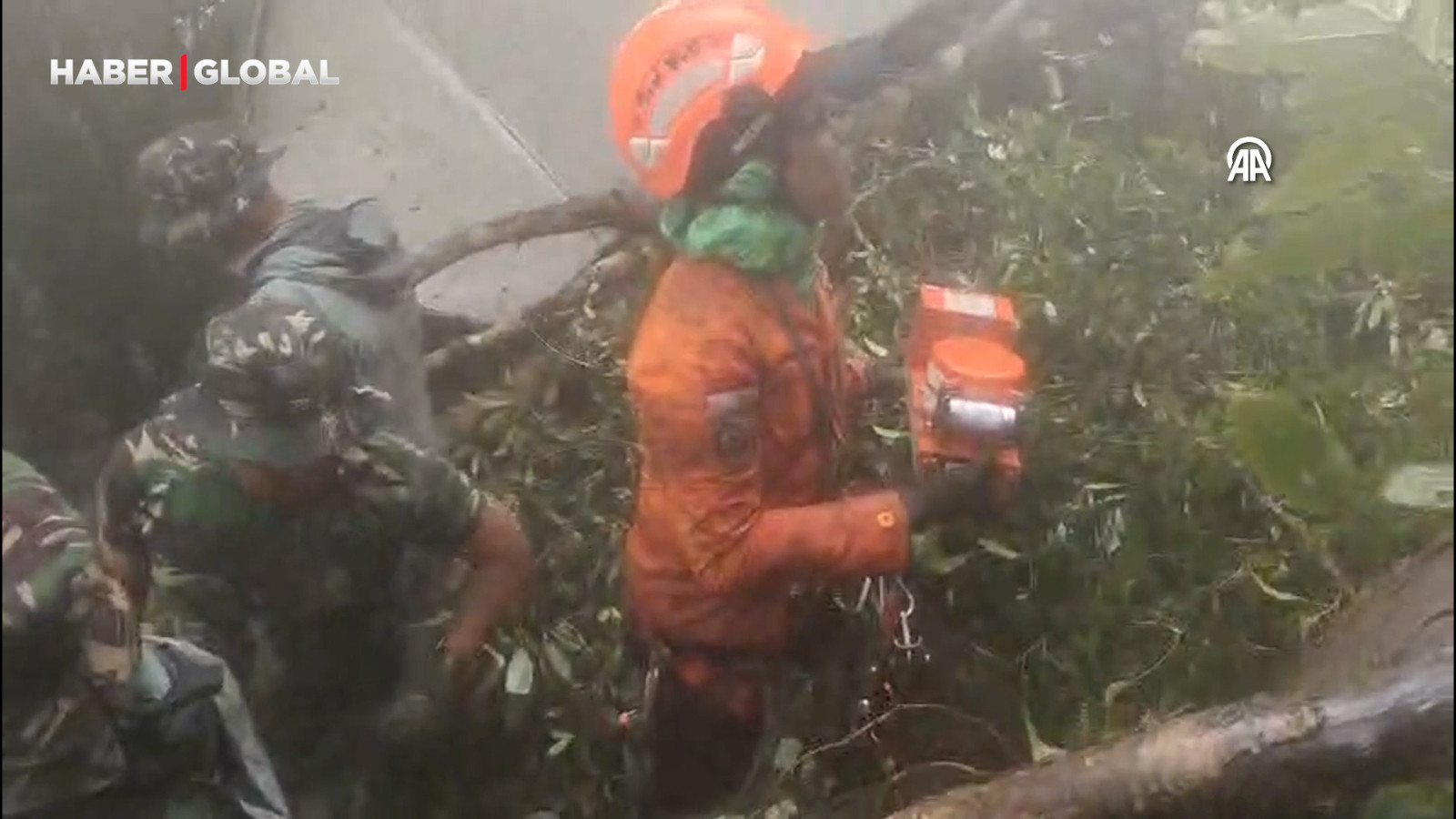 Endonezya'da düşen uçağın kara kutusuna ulaşıldı