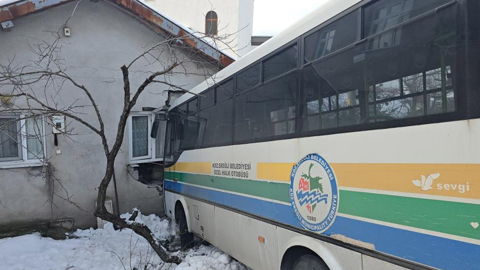 Halk otobüsü eve girdi: Facianın eşiğinden dönüldü