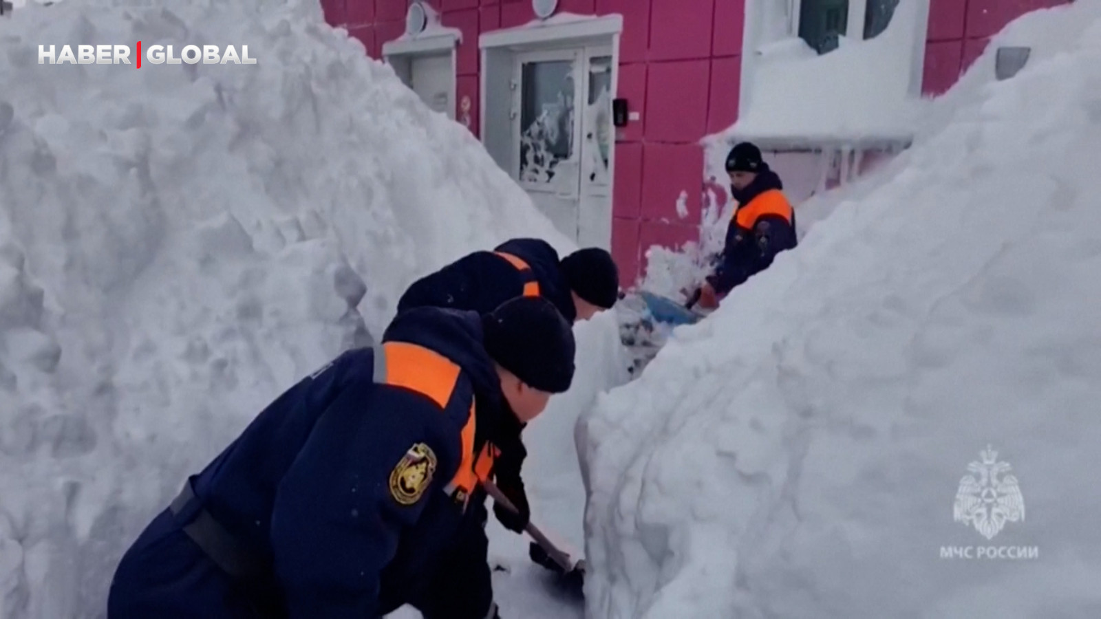 Kamçatka Yarımadası karlar altında kaldı! Ekiplerin mücadelesi sürüyor