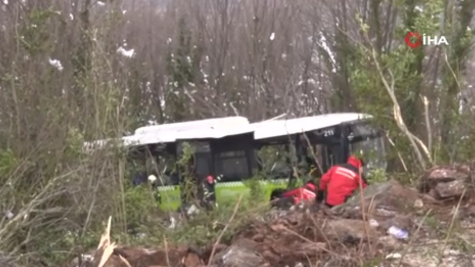 Kocaeli'de yolcu otobüsü şarampole yuvarlandı