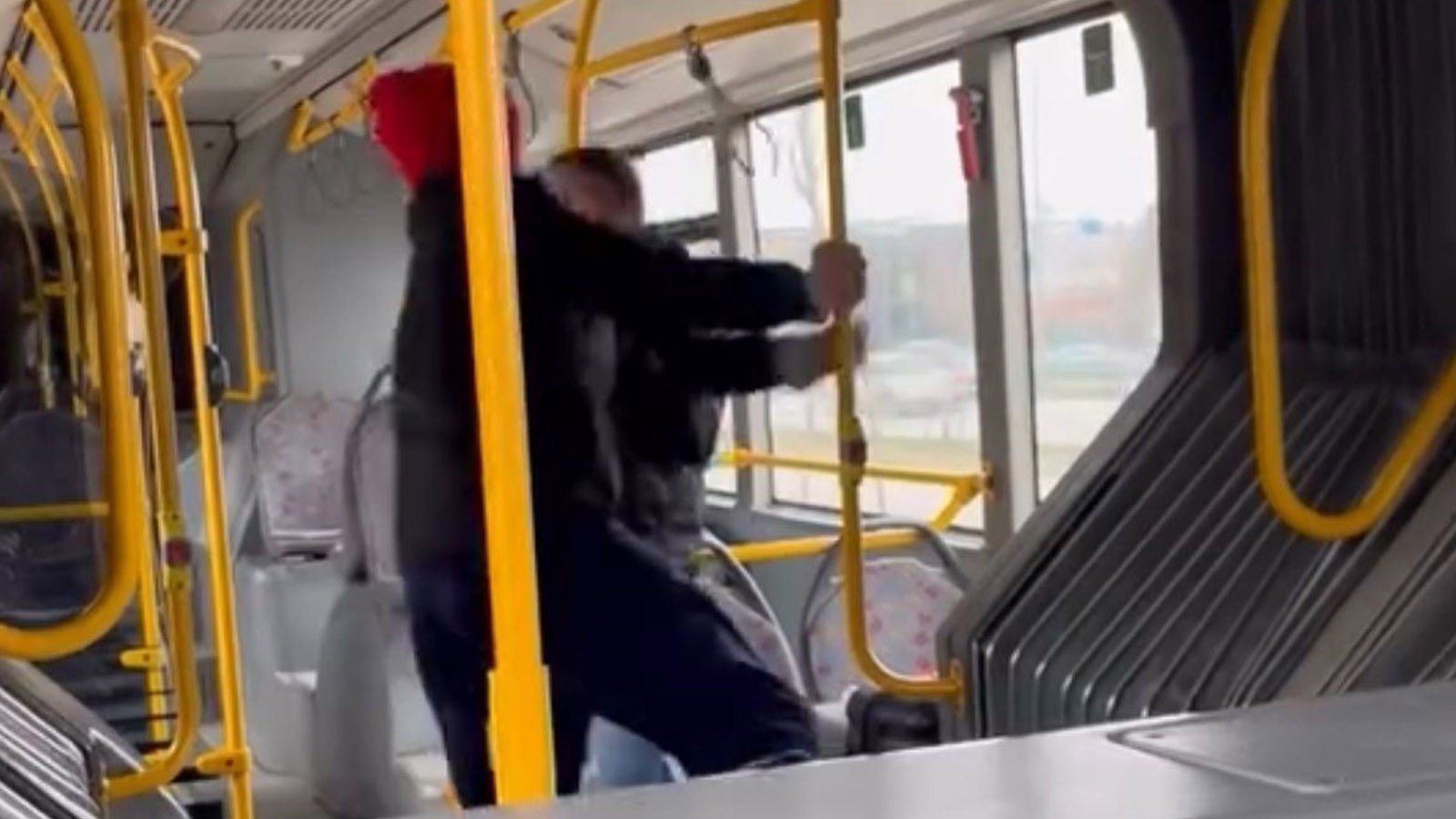 Otobüste yer kavgası: Yolcuyu darbetti, “Komutanımı çağırın” dedi