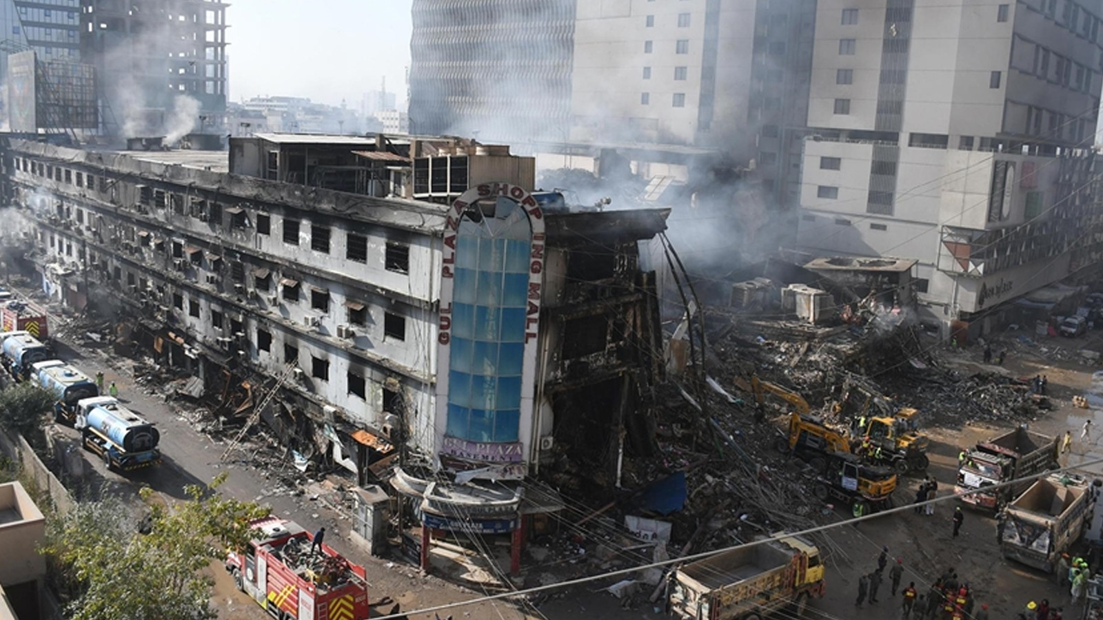 Pakistan’daki AVM yangınında can kaybı 60’a yükseldi