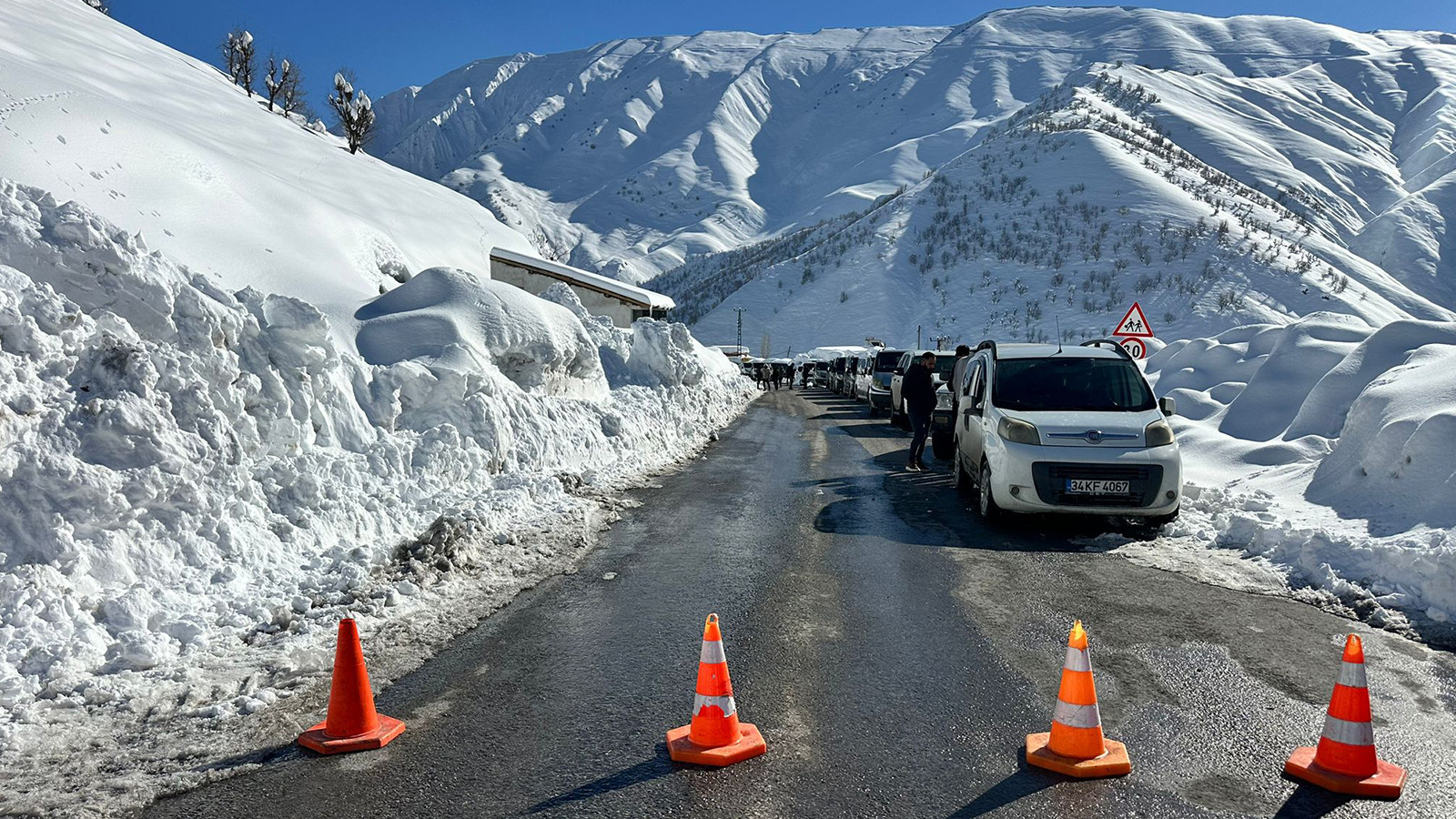 Şırnak-Hakkari kara yolu çığ riski nedeniyle ulaşıma kapatıldı