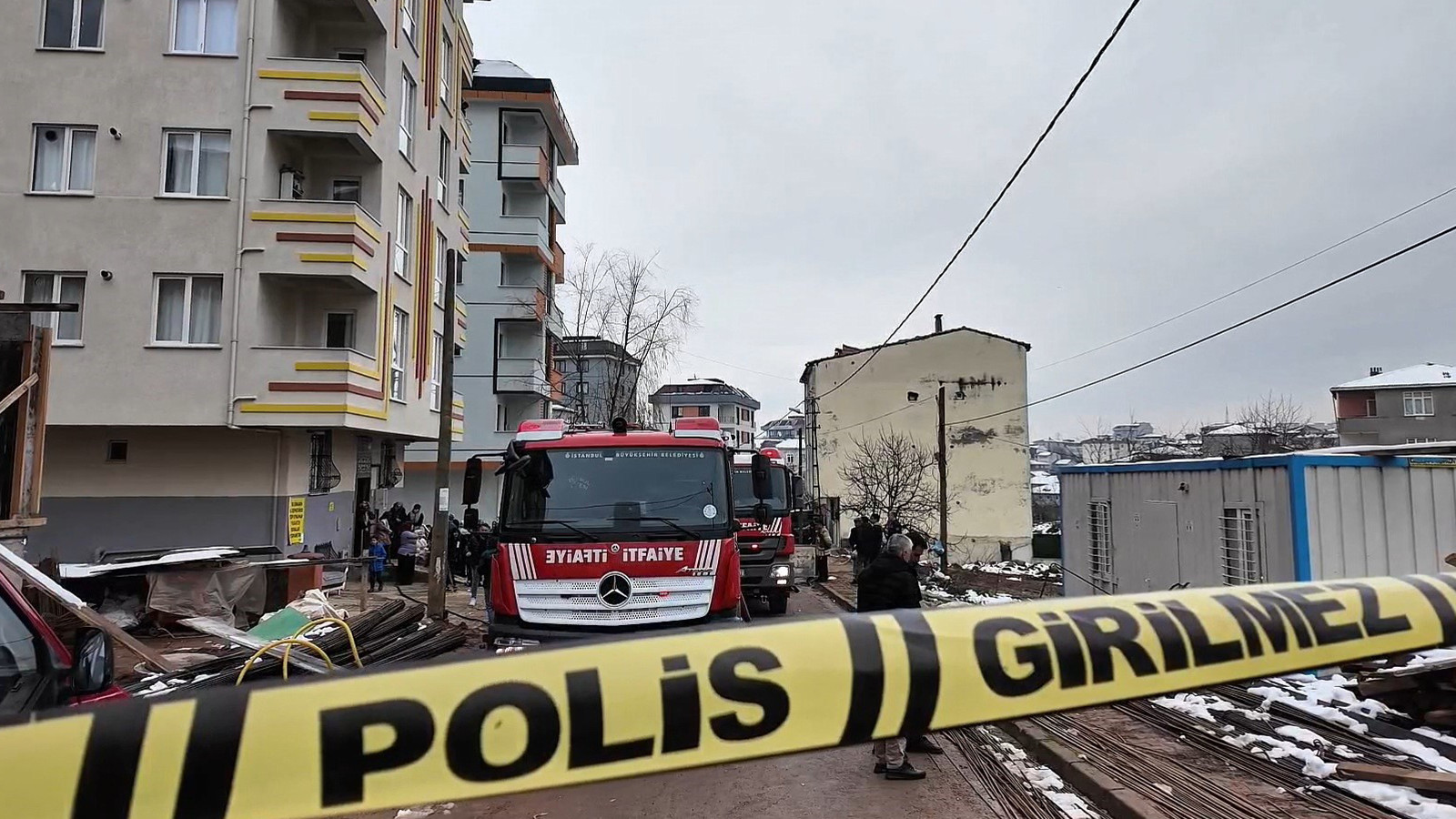 Sultanbeyli'de 5 katlı binada yangın: 12 kişi kurtarıldı