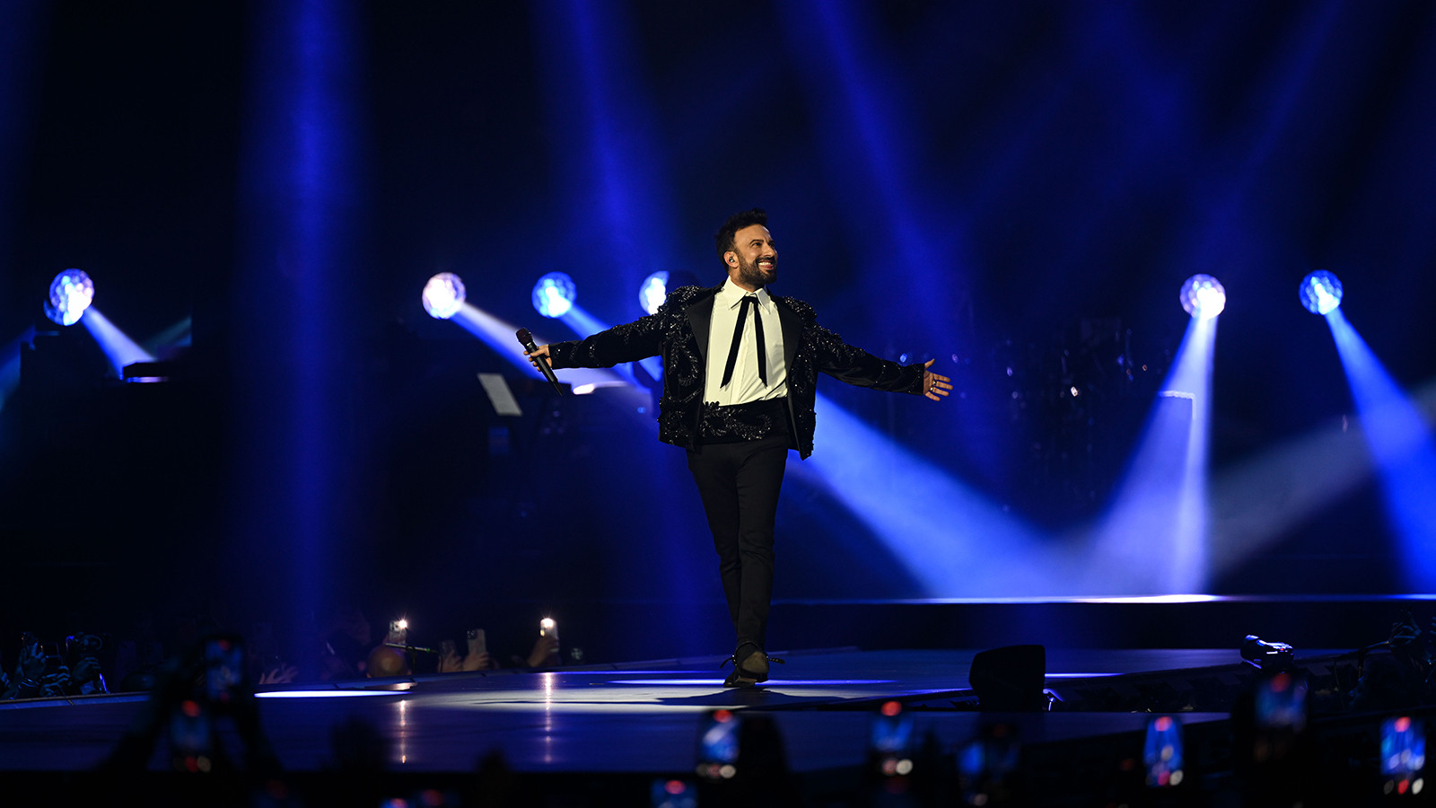 Tarkan konserinde Cem Yılmaz sürprizi