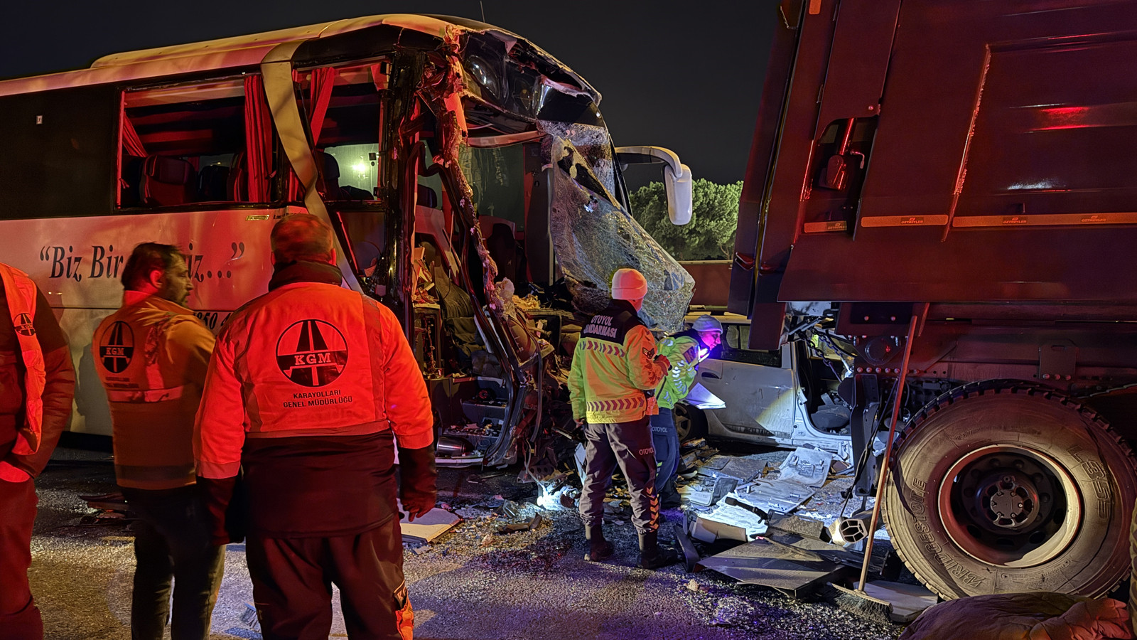 TEM Otoyolu'nda feci kaza! Otobüs ile kamyon çarpıştı: Ölü ve yaralılar var