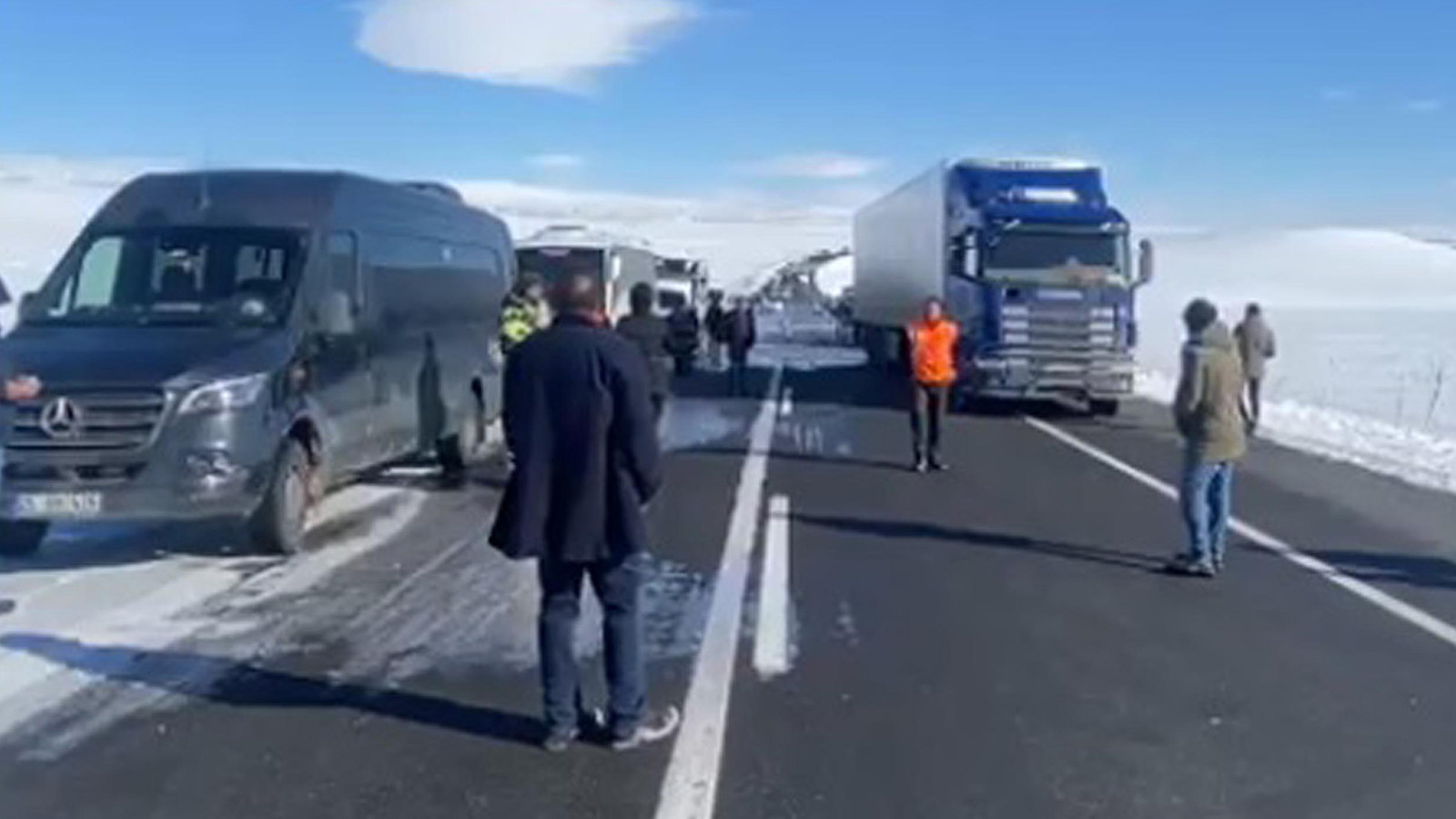TIR makas attı, Türkiye-Gürcistan kara yolu trafiğe kapandı