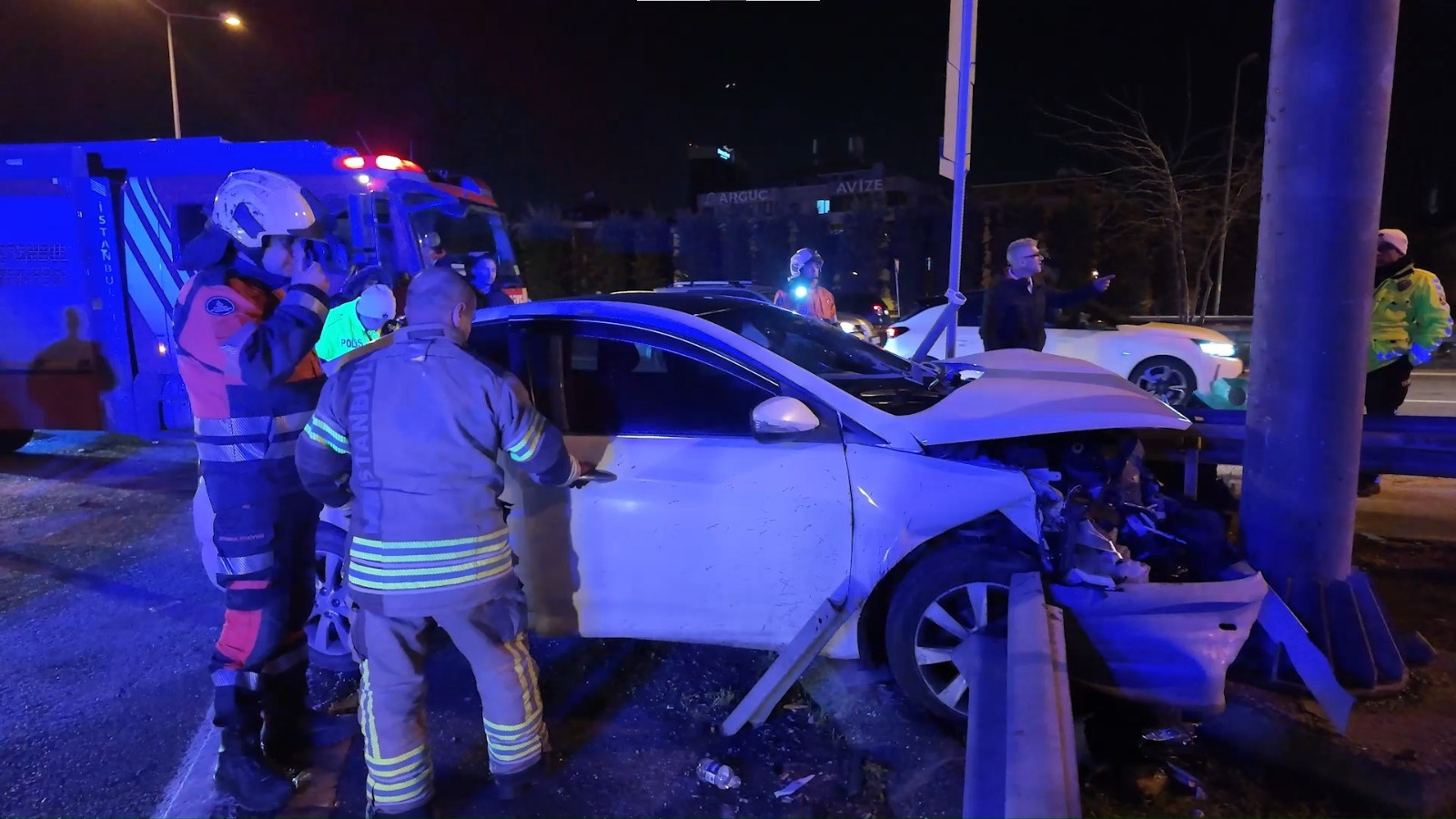 Ümraniye'de otomobil bariyerlere ok gibi saplandı