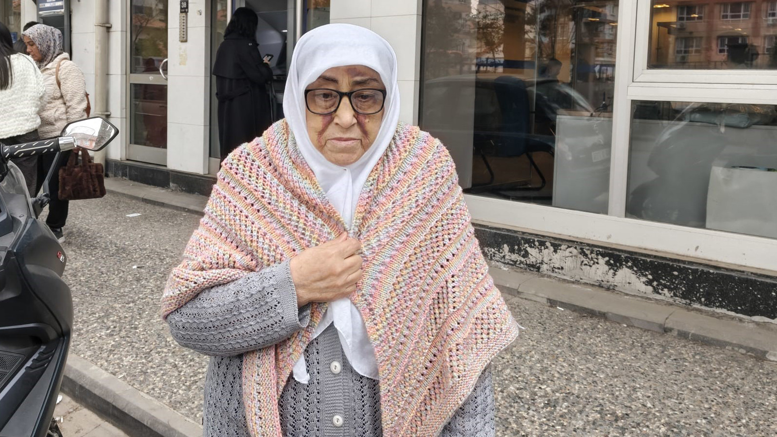 Banka 'Düzgün konuşamıyorsun' dedi, yaşlı kadına dul aylığını vermedi