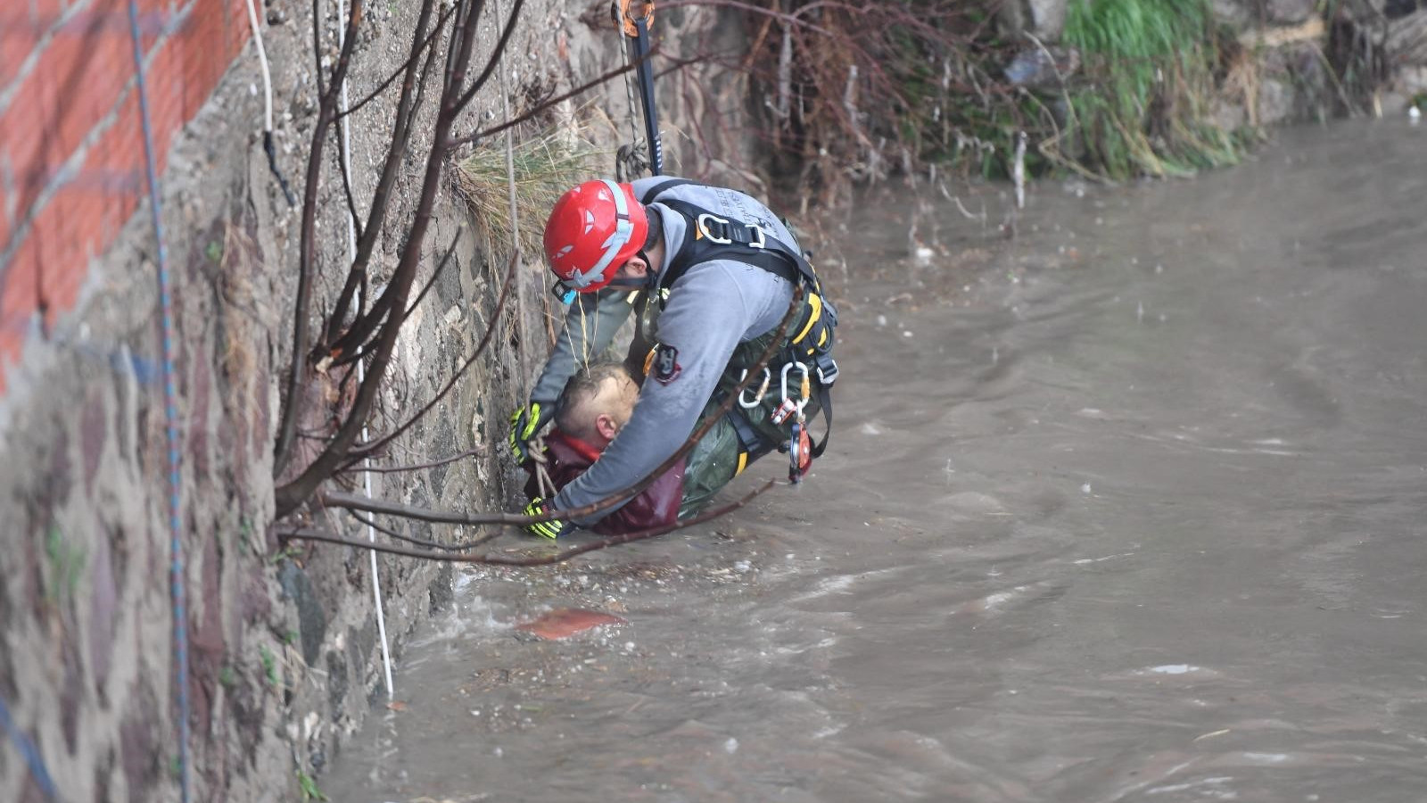 İzmir'de can pazarı... Sular bir anda yükseldi, derede mahsur kaldı