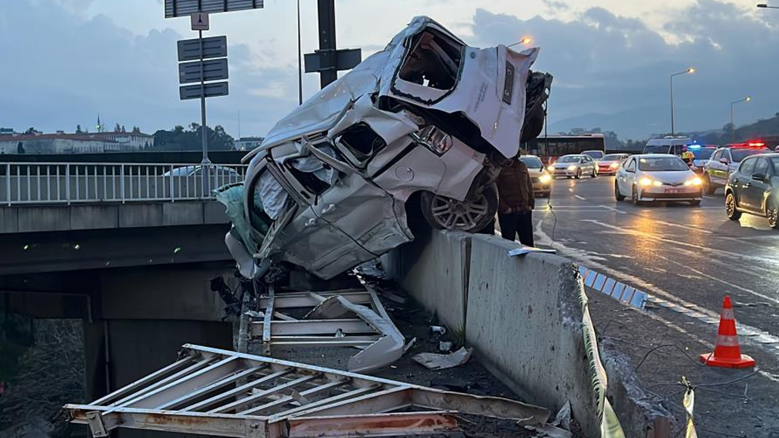 İzmir'de ‘Uçan Yol'da feci kaza: 1'i ağır 3 yaralı