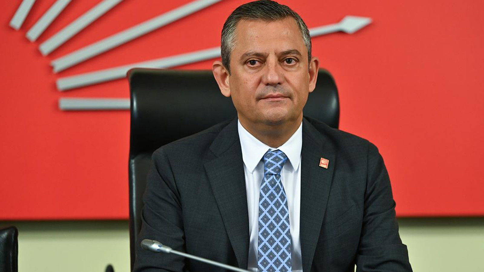 Özgür Özel'den emekliler için 28 bin lira çağrısı: Devlet Bey büyüklük yapsın