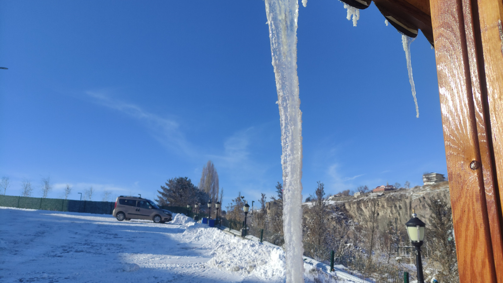 Sıcaklık eksi 30,9 derece... Kapı kilitleri bile dondu!