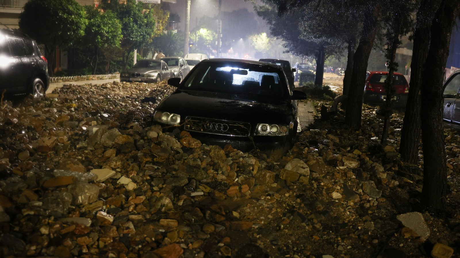 Yunanistan'da olumsuz hava koşulları nedeniyle 2 kişi hayatını kaybetti