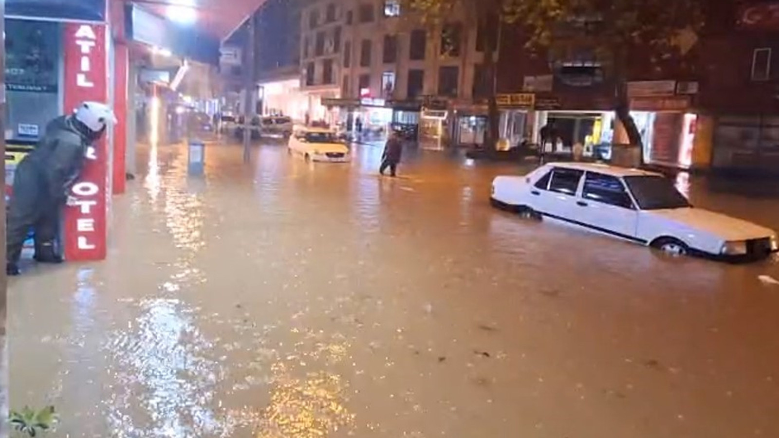 Antalya'da sağanak yolları göle çevirdi