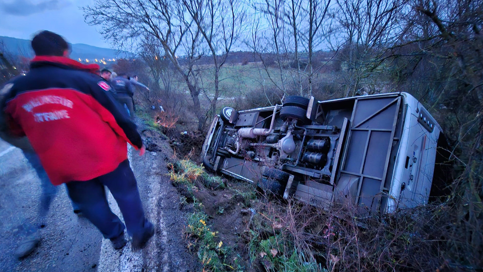 Balıkesir'de servis aracı şarampole uçtu: 14 yaralı