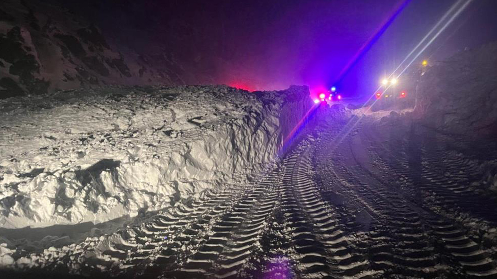 Erzincan-Sivas kara yoluna çığ düştü