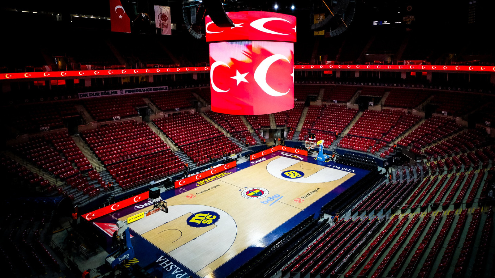 Fenerbahçe, stattan sonra salonu da Türk bayraklarıyla donattı