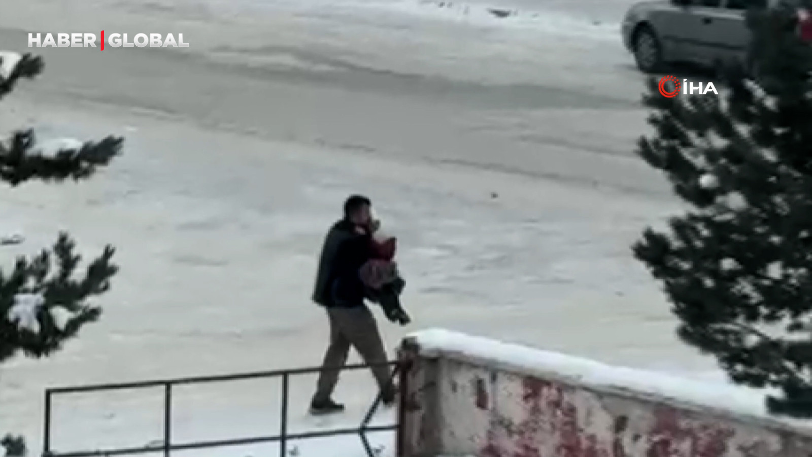 Kars'ta vefa dolu anlar kamerada: Annesini kucağında taşıdı