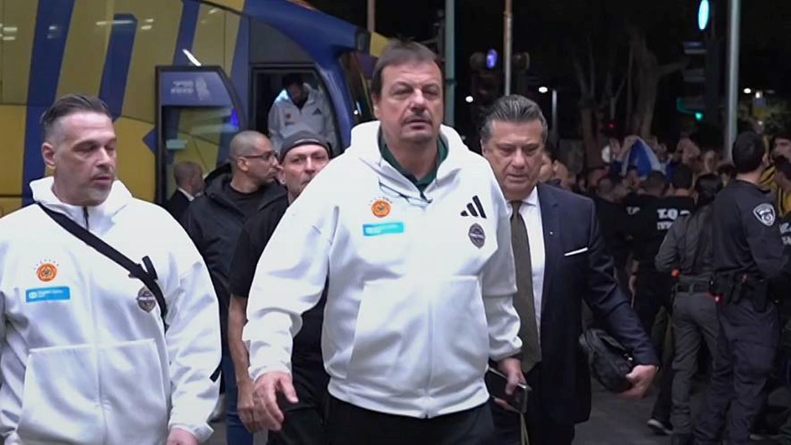 Tel Aviv'de maç boyunca hedef alınan Ergin Ataman: Soyunma odasına kadar gelip küfrettiler