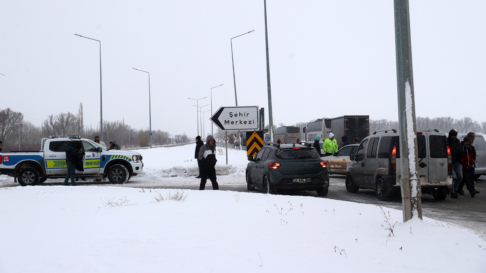 Türkiye'nin dört bir yanında kar esareti: Yüzlerce kişi mahsur kaldı