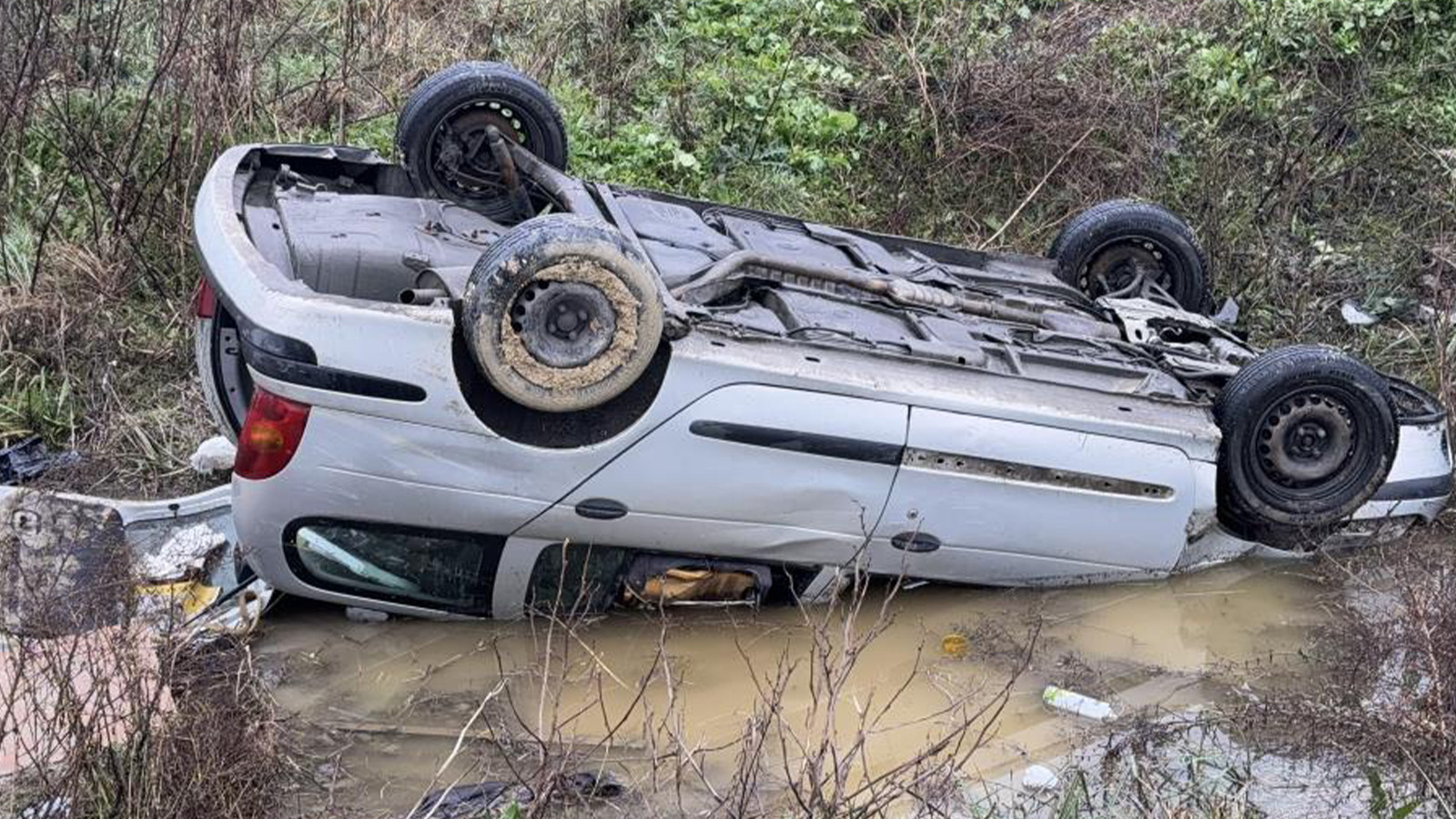 Arnavutköy’de otomobil su kanalına uçtu: Sürücü yaralı