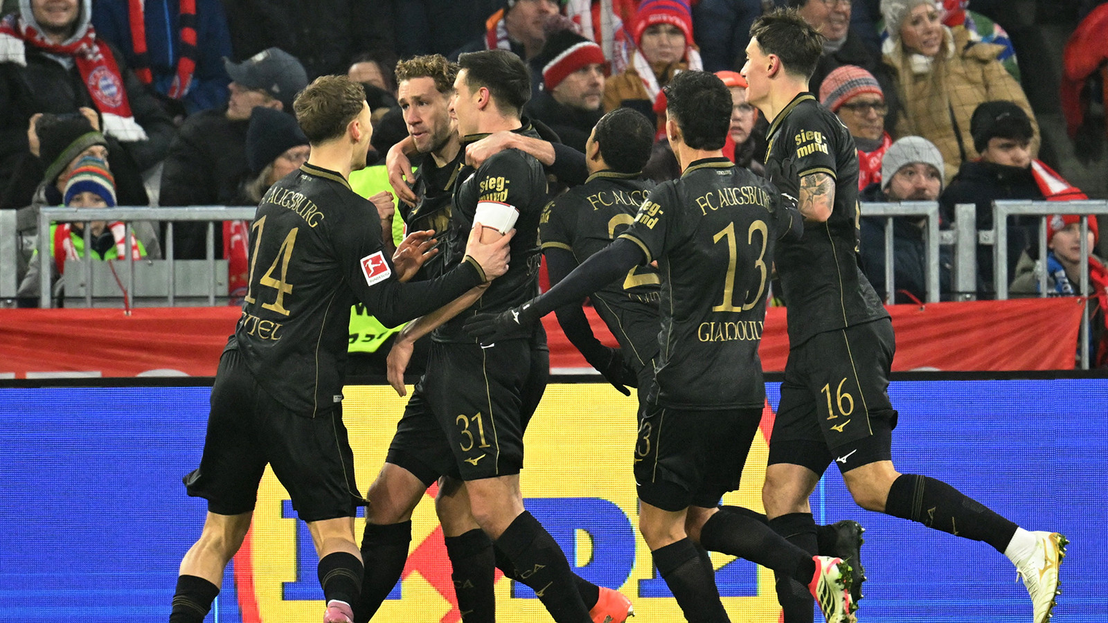 Augsburg, Bayern Münih'in 'yenilmez' apoletini söktü