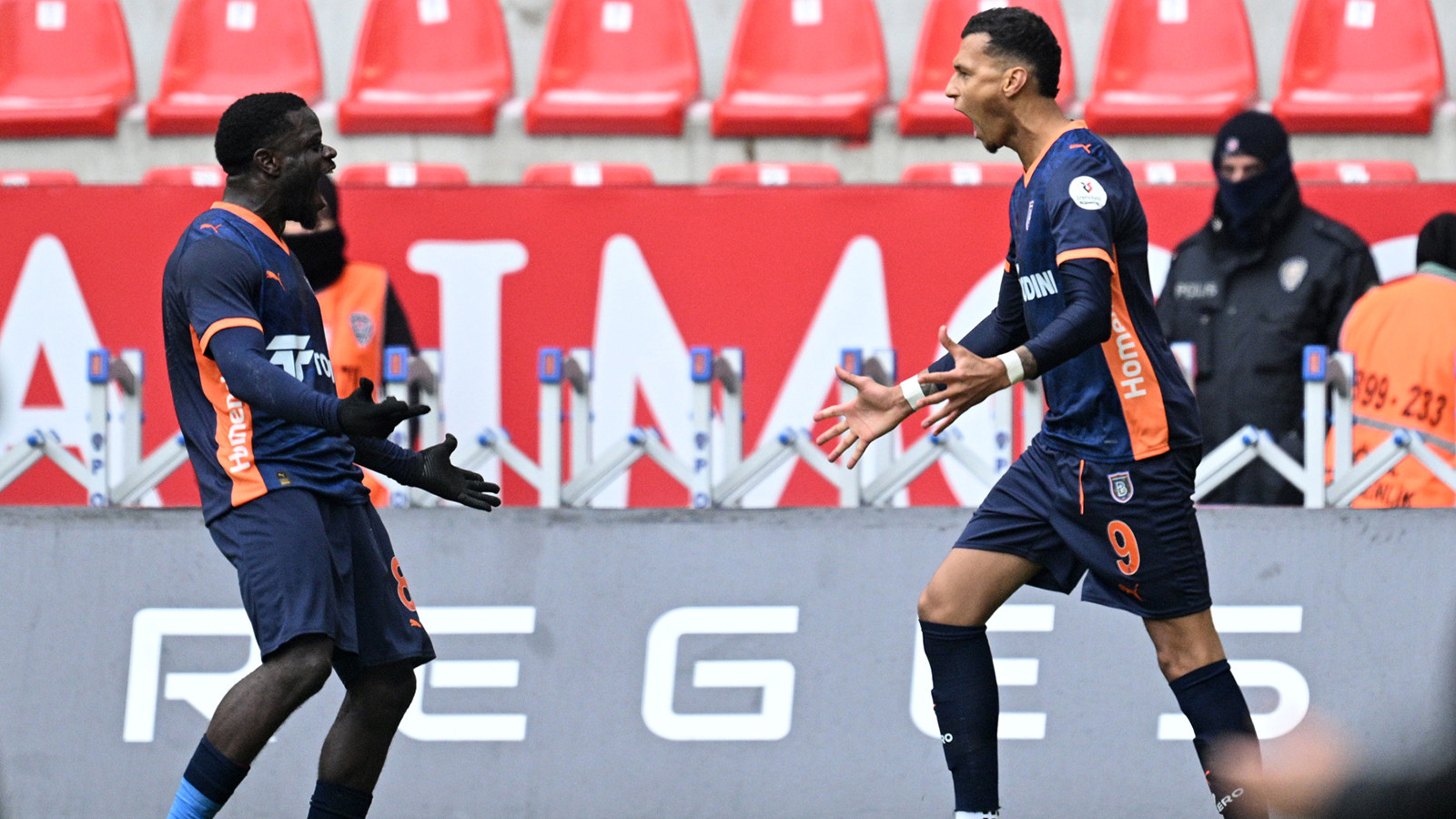 Başakşehir, Kayseri'de 3 puanı 3 golle aldı